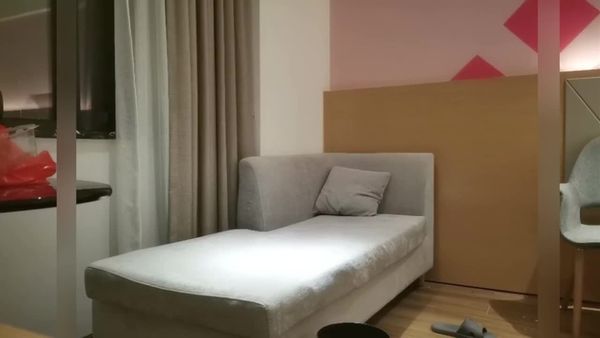 黑丝美女在沙发上爆插,招架不住连连求饶