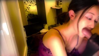  穿着性感内衣和手套的某人妻子喜欢通过该男子的唾液和精子