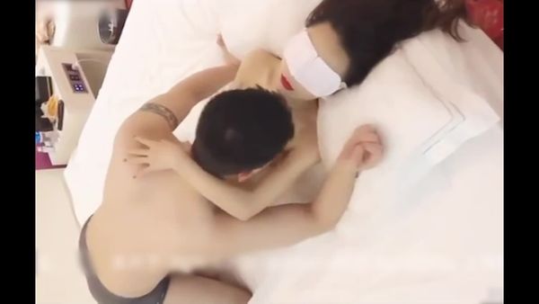 给老婆安排帅哥推油,老婆被单男火车便当绿帽高潮喷水