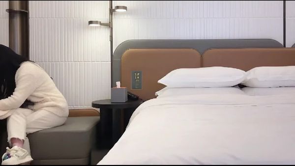 杏吧王安全14 约炮微胖极品妹子脸型甜美特别能吹让她边被操边扣下面最后实在是干不动了让她口爆射嘴里了