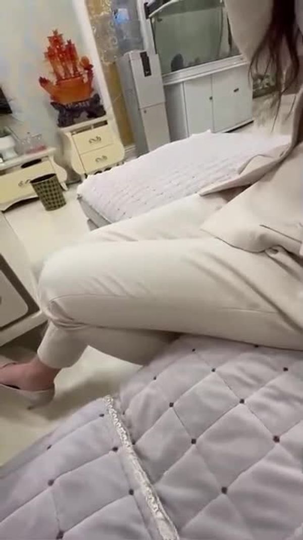 把工装OL的气质御姐拴着狗链调教,口塞像母狗一样,小穴全湿中出内射