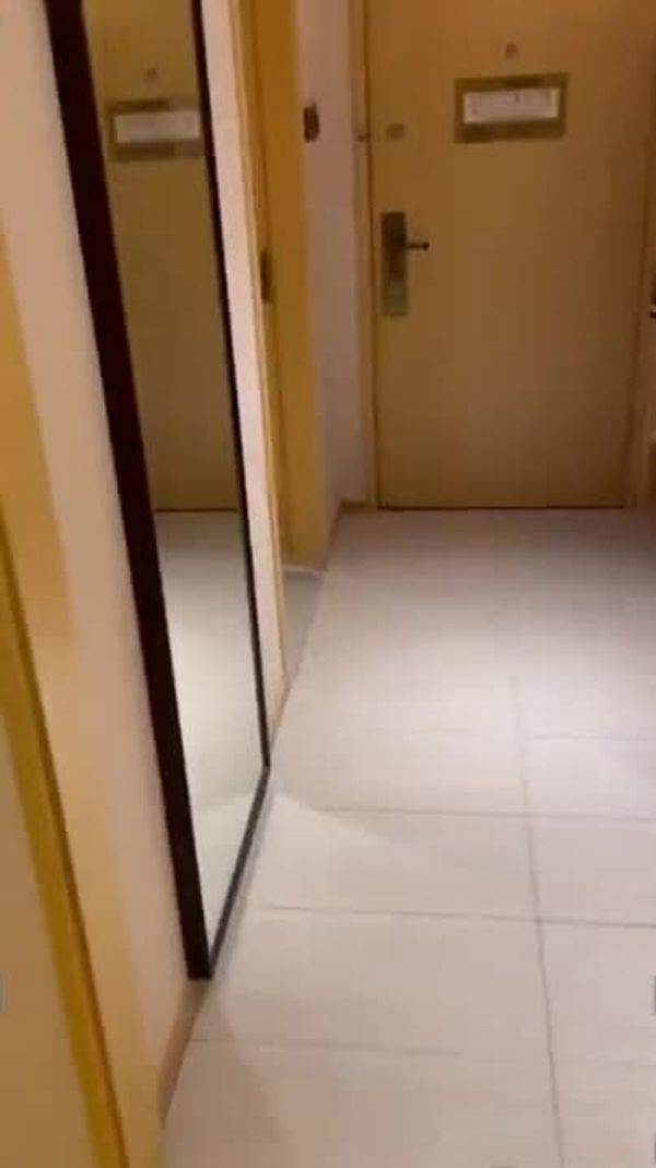 少妇人妻背着老公偷情 中途老公打电话问在哪里 太紧张小便失禁