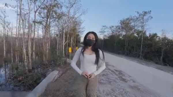 第一次户外露出勾引过路人做爱