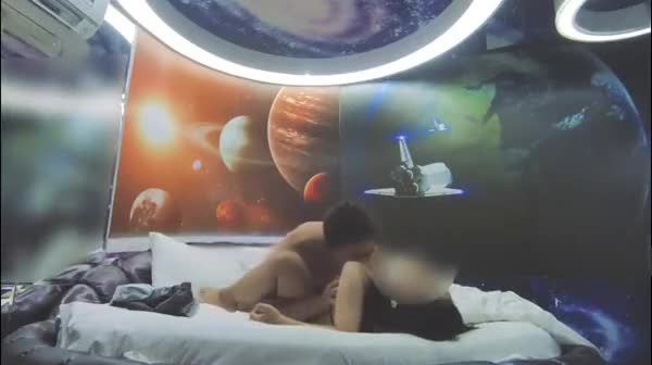 身材巨顶的短发健身小姐姐
