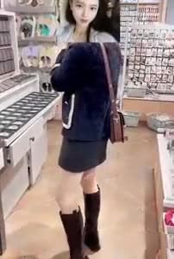 出探花设备 发骚药 美少妇淫妻逛商场 试衣间里被操 隔壁有人偷听