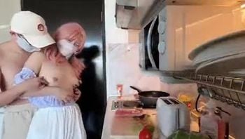  早上必须来一波内射在上班，一边做饭一边狂操，刺激啊
