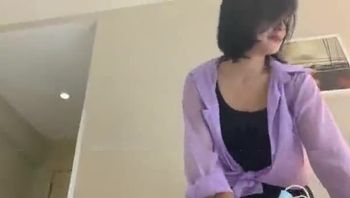  羞羞的人妻，一脸的害羞