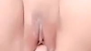 小骚货自慰到高潮，还给网友接了一大杯淫水