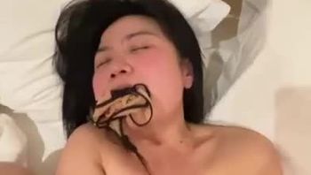 塞住母狗的嘴用力抽插