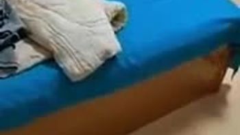 扫地搞卫生的骚妈衣服都不穿，被说了直接让她撅着大屁股玩弄（中文字幕）