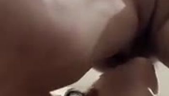 很羞耻的骚屄吃鸡吧视角，两个卵蛋很大
