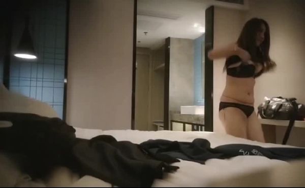 #偷拍精壮小伙激战靓女外围在绝对的实力面前不用太多前戏和花样直奔主题大战三百回合