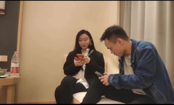 #偷拍探花喜欢健身的御姐喜欢健身好处真多就单单姿势都玩得来就是胸部不太丰满无所谓骚穴紧致才是爽点